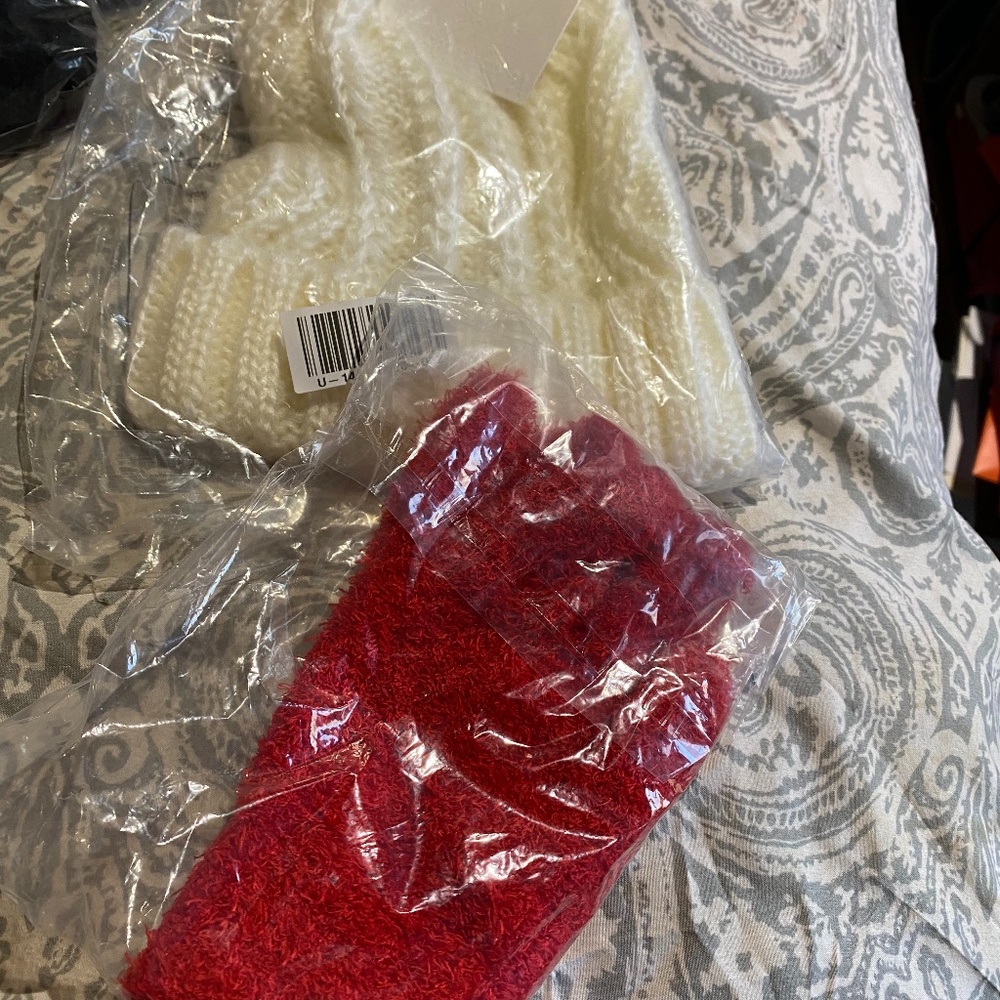 SALE!  Cute hat and gloves set